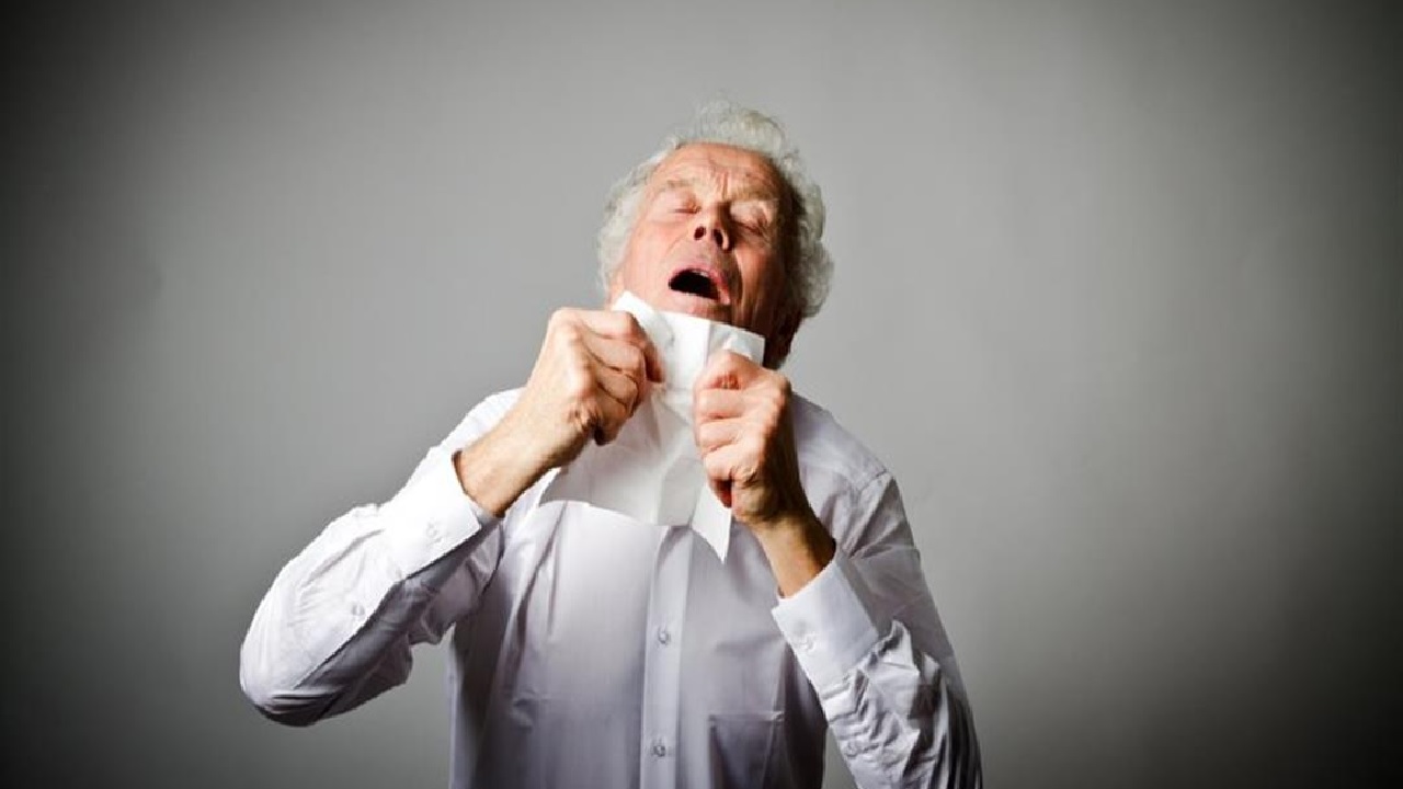 تحذير طبي من كتم العطس ومضاعفاته الصحية