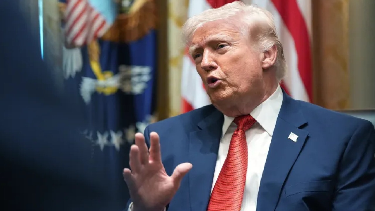 ترامب يسخر من ماكرون: لا يزال يتعافى من صفعة زوجته.. فيديو