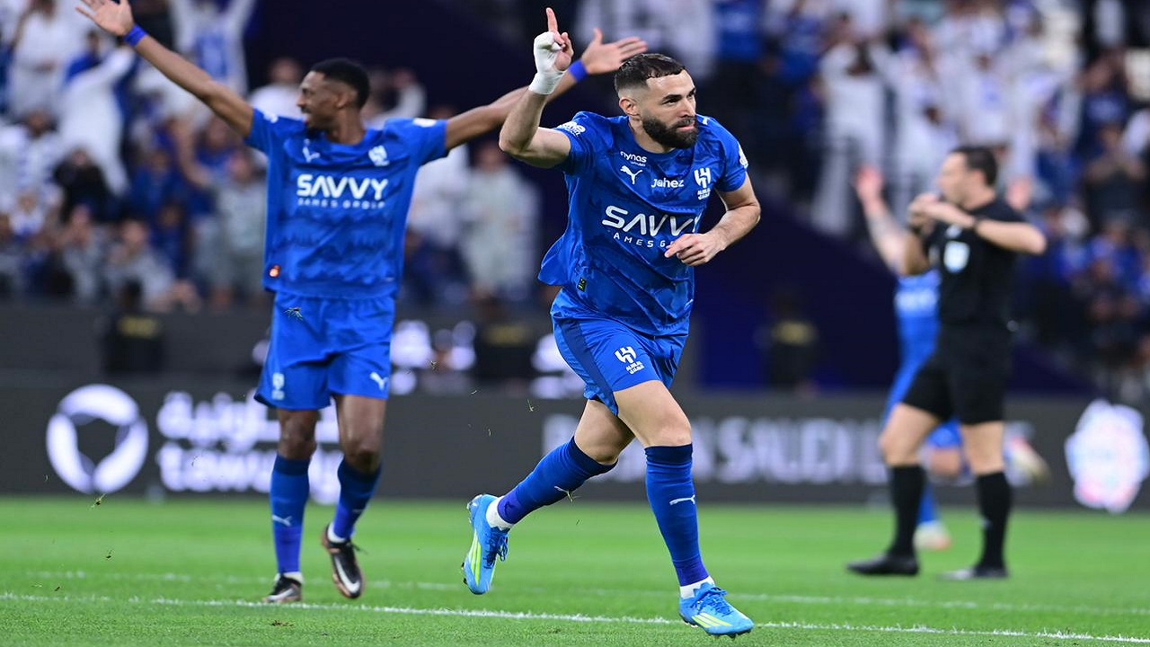 بـ«أربع ثلاثيات».. بنزيما يتساوى مع رونالدو وحمد الله