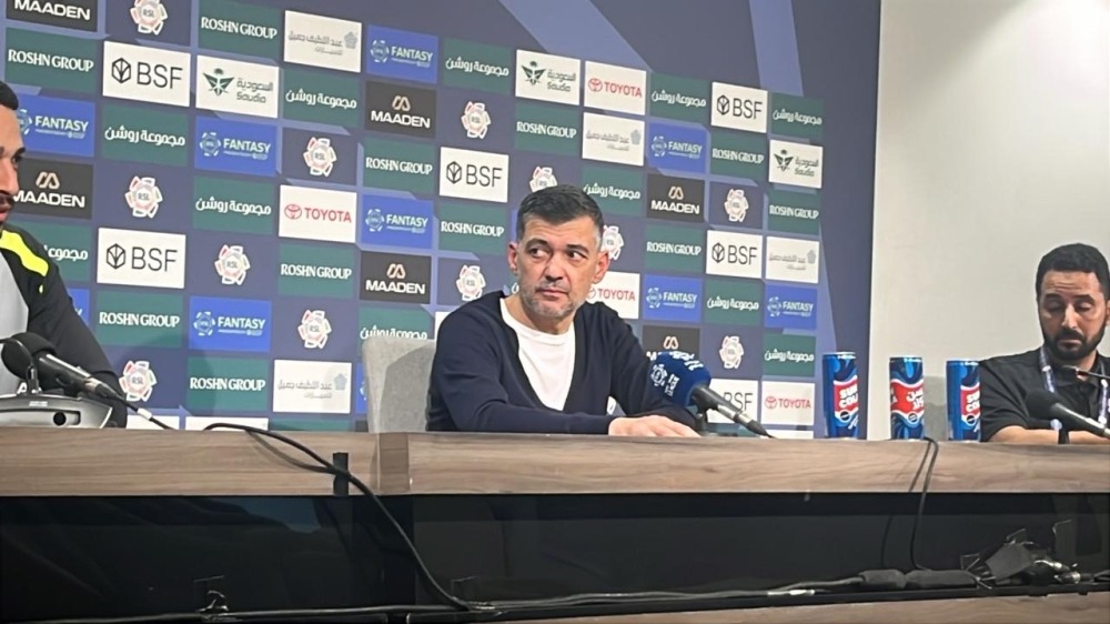 غضب مدرب الاتحاد ومغادرته المؤتمر الصحفي بعد سؤاله عن رحيله.. فيديو