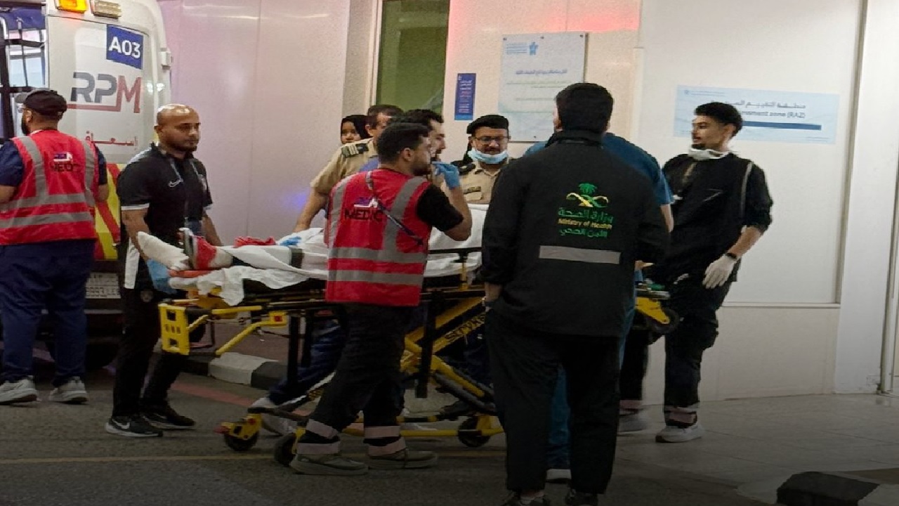 لحظة وصول لاعب جوهور إلى مجمع الملك عبدالله بعد إصابته أمام الأهلي.. صور