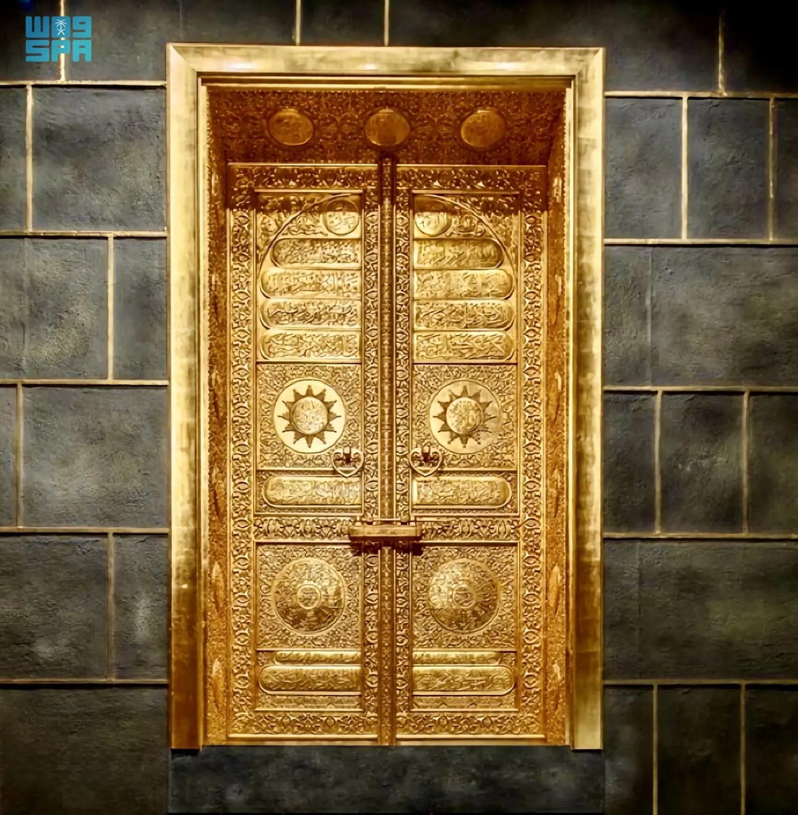 متحف القرآن الكريم بمكة المكرمة يستعرض نموذجا لباب الكعبة المشرفة