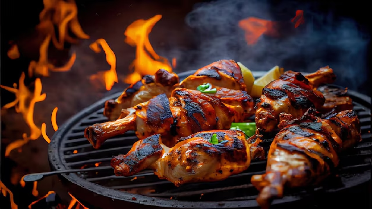 أخصائية: الإفراط بطهي الدجاج واللحوم يؤثر على الجهاز الهضمي.. فيديو