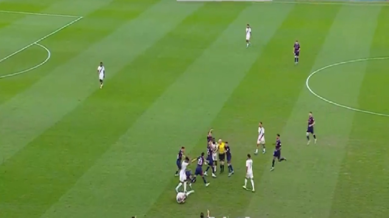 إغماء لاعب جوهور بعد تدخل عنيف من علي مجرشي .. فيديو