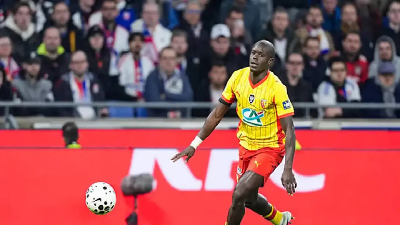 الهلال يراقب مدافع لانس مالانغ سار