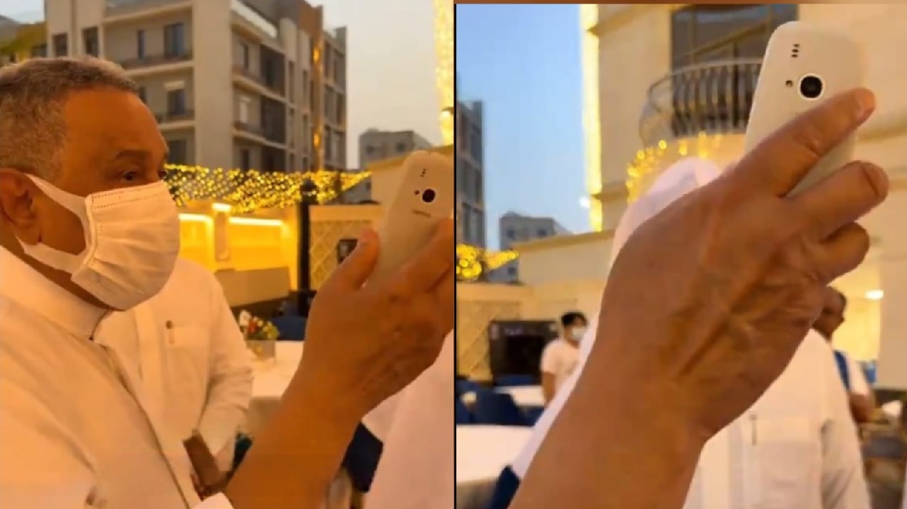 محمد عبده يمازح الحضور بسبب هاتفه: اللي يلقاه لا يجيبه لي.. فيديو