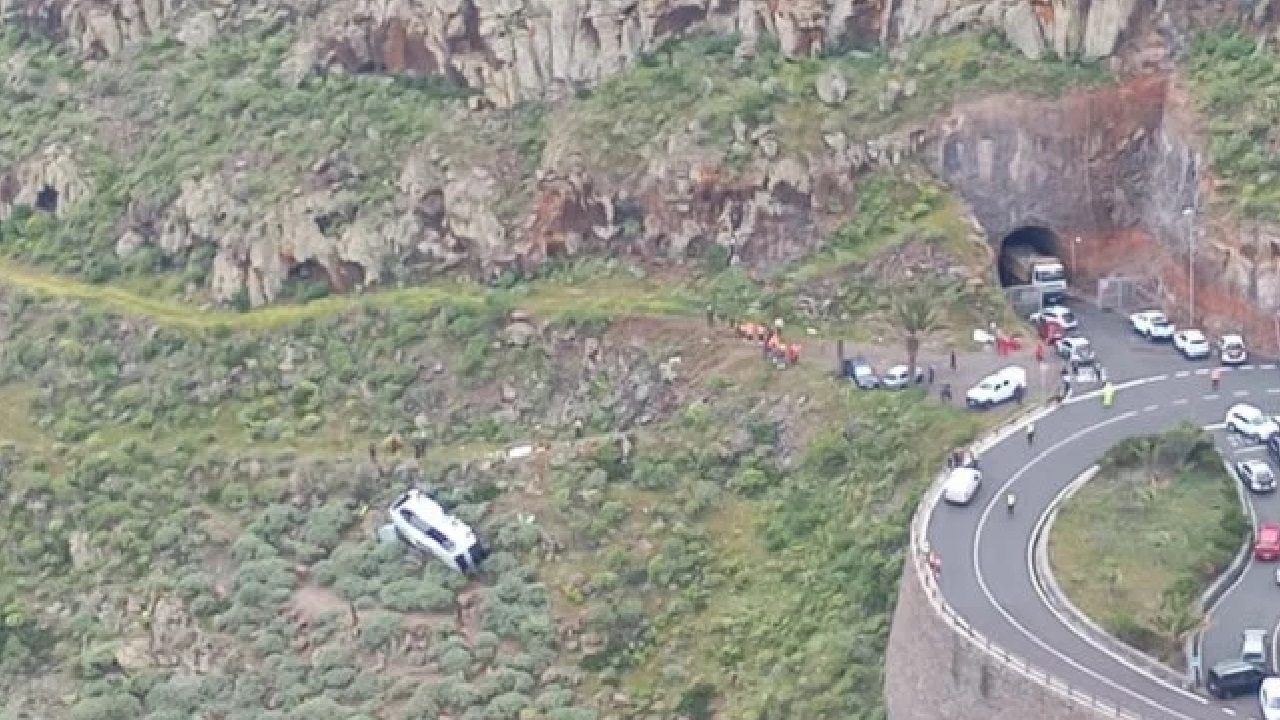 سقوط مروع لحافلة سياحية في منحدر بإسبانيا