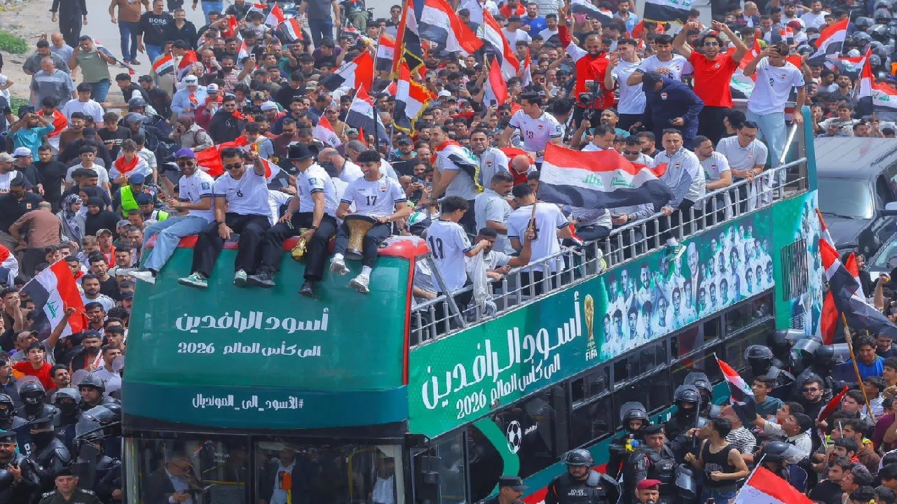 حافلة مكشوفة تشعل احتفالات العراق بالتأهل التاريخي لكأس العالم.. فيديو