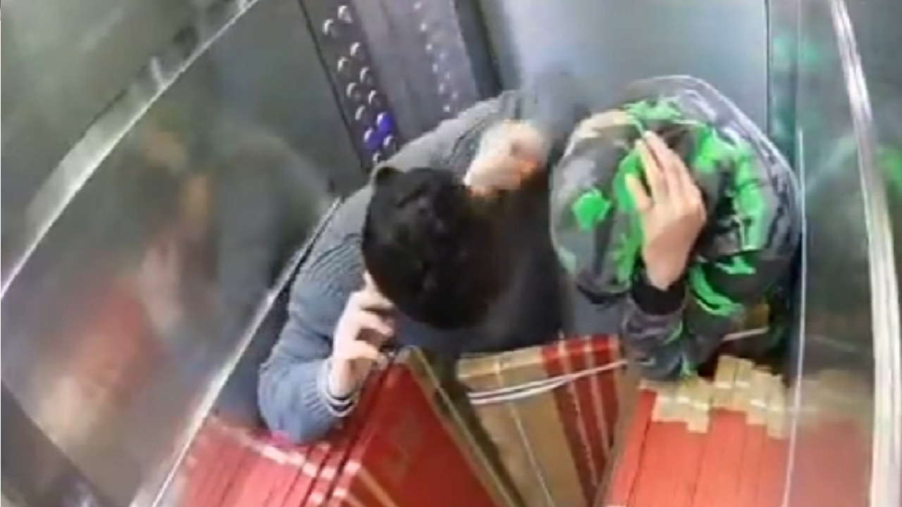 مشهد مفزع لشابين لحظة سقوطهما بالمصعد في بيروت.. فيديو