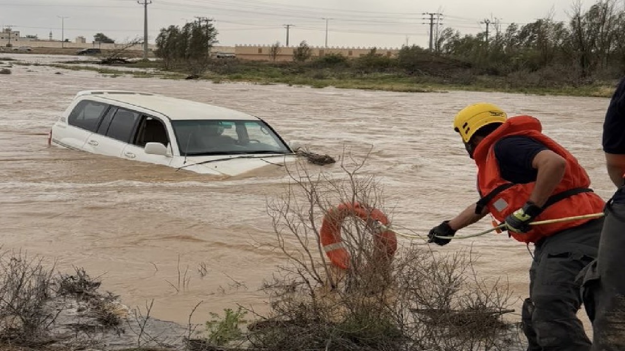 إنقاذ شخصين من سيل بالقصيم وإحالة القائد للمساءلة