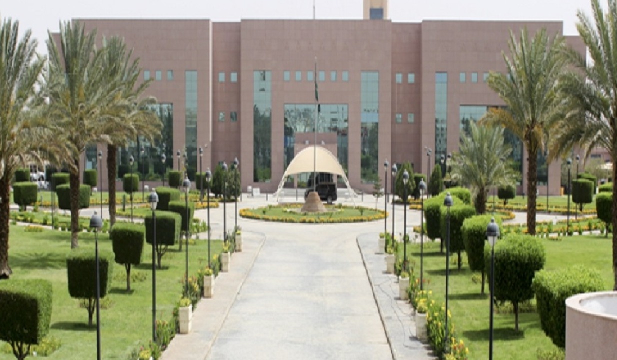 أمانة تبوك تضبط مستودعًا مخالفًا وتصادر 68 طنًا من المواد الغذائية