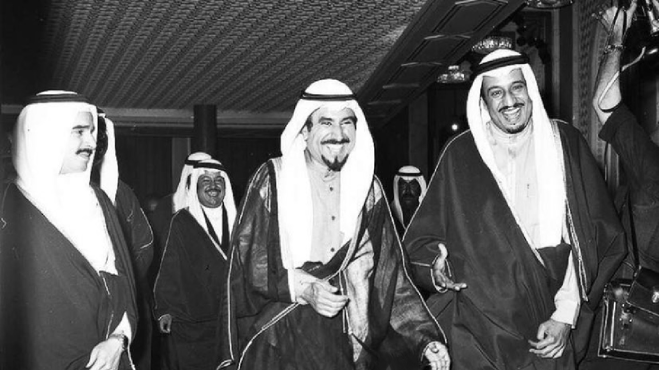 لقطة تاريخية تجمع خادم الحرمين بقادة الخليج في كأس الخليج 1974.. صورة