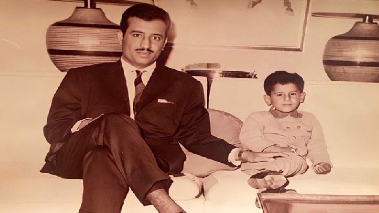 صورة نادرة لخادم الحرمين الشريفين مع نجله الأمير عبدالعزيز