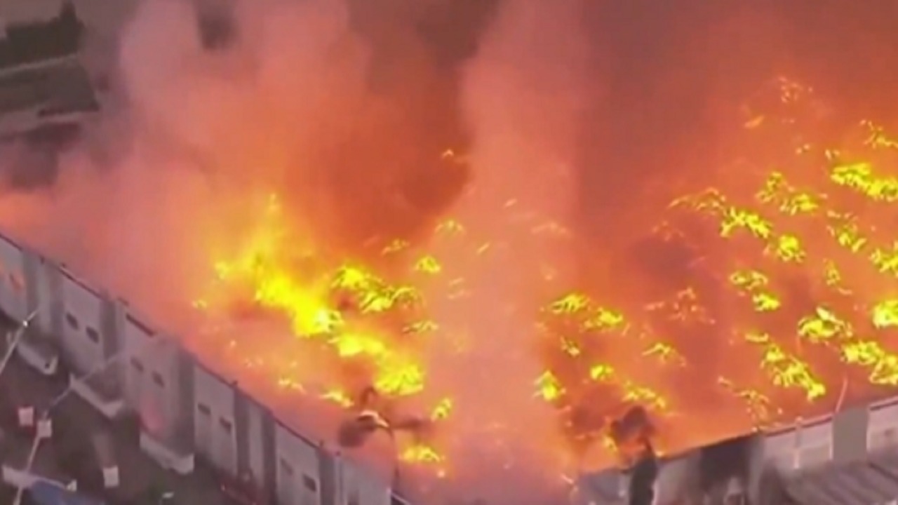 موظف غاضب يتنقم من شركة ويشعل حريقا في مستودعها.. فيديو