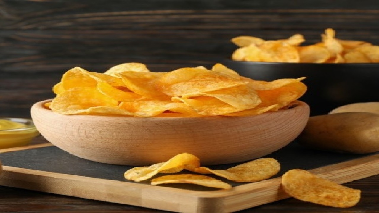 أخصائي: الشيبس الحار يسبب التهابات المعدة ويرفع السمنة والضغط