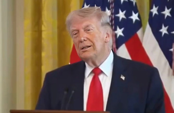 ترامب يعلن تمديد وقف إطلاق النار مع إيران