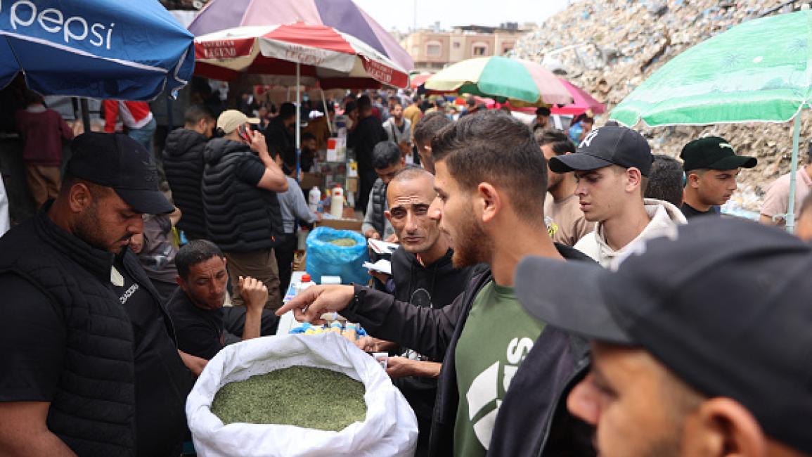سجائر الملوخية في غزة.. الحرب تفرض بدائل قاسية