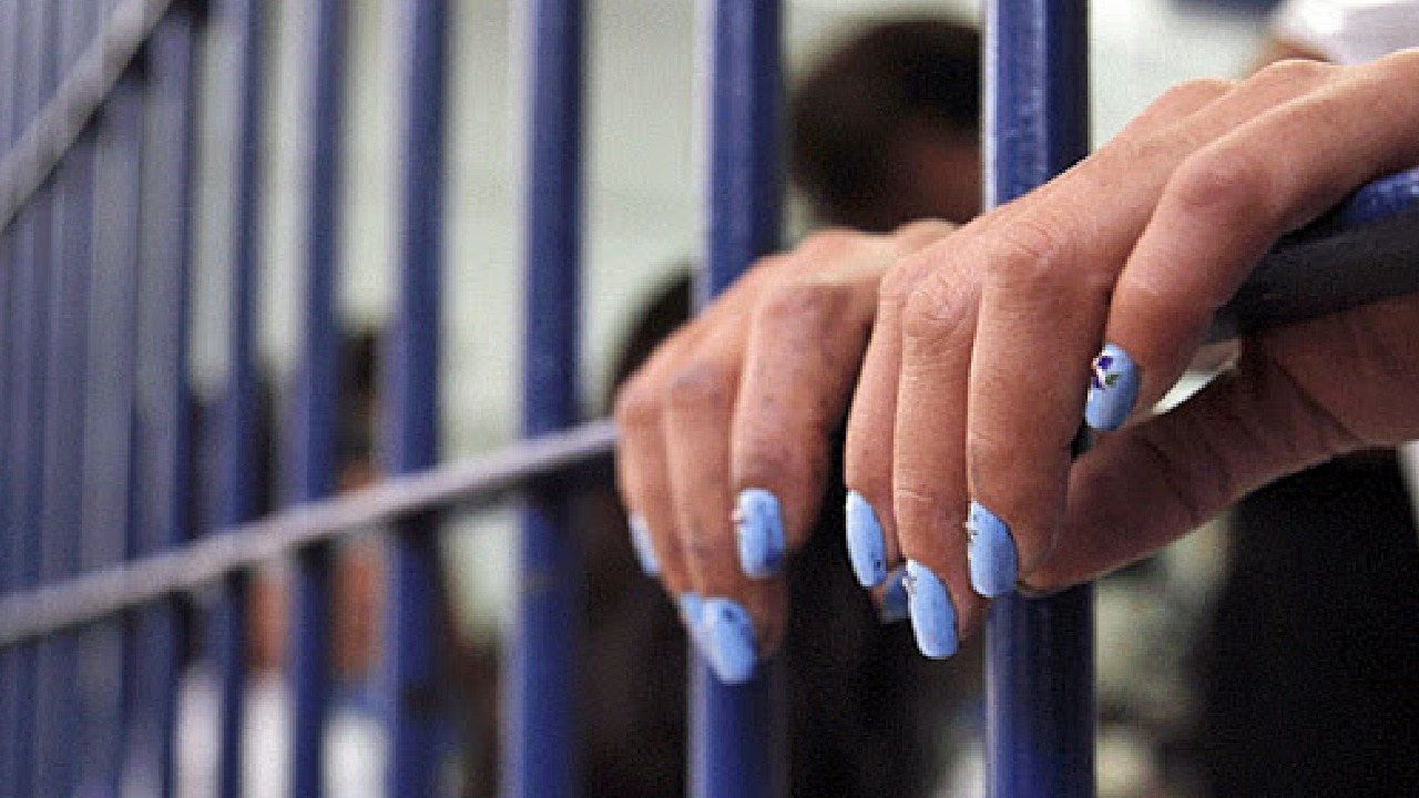 القبض على فنانة استعراضية مصرية بتهمة نشر فيديوهات خادشة