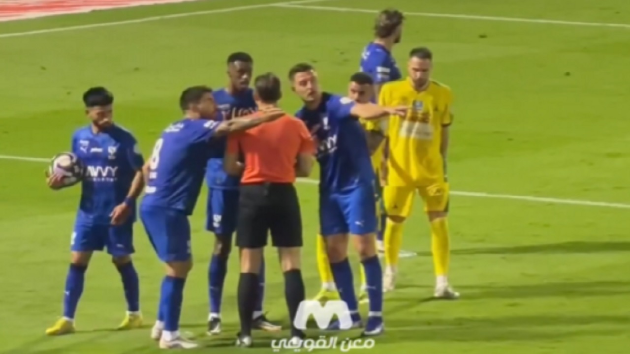 نيفيز ينفجر غضبًا على الحكم لعدم منحه لاعب الخليج بطاقة صفراء.. فيديو