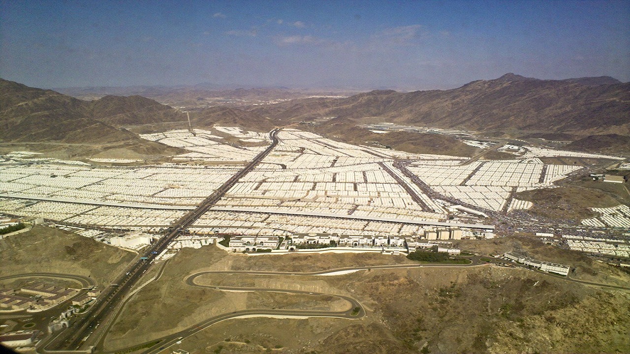 حاجة سبعينية تُجسّد معاني البرّ بخدمة والدتها التسعينية في المشاعر