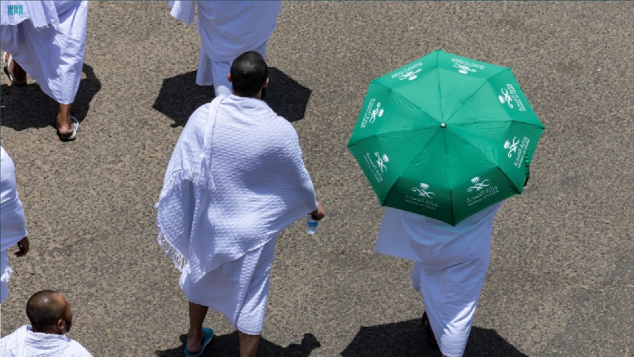 “الصحة”: استخدام المظلة يخفّض الحرارة المحيطة بالحاج حتى 10 درجات مئوية
