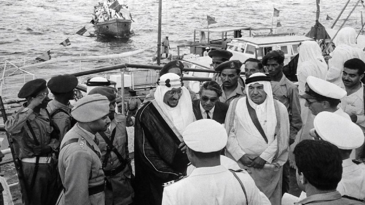 صورة قديمة للملك سعود مع رجل الأعمال اليوناني أرسطو أوناسيس