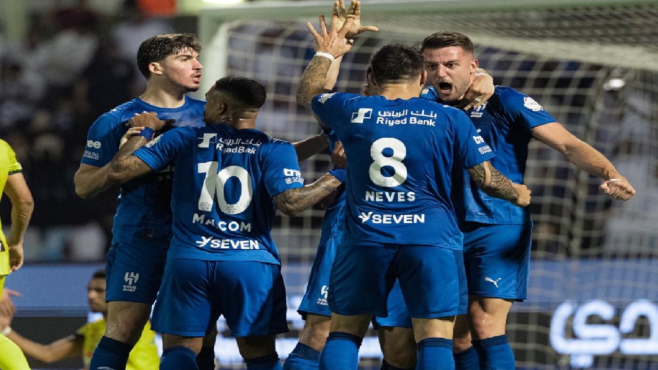 الهلال يفوز على الخليج ويضيق الخناق على النصر