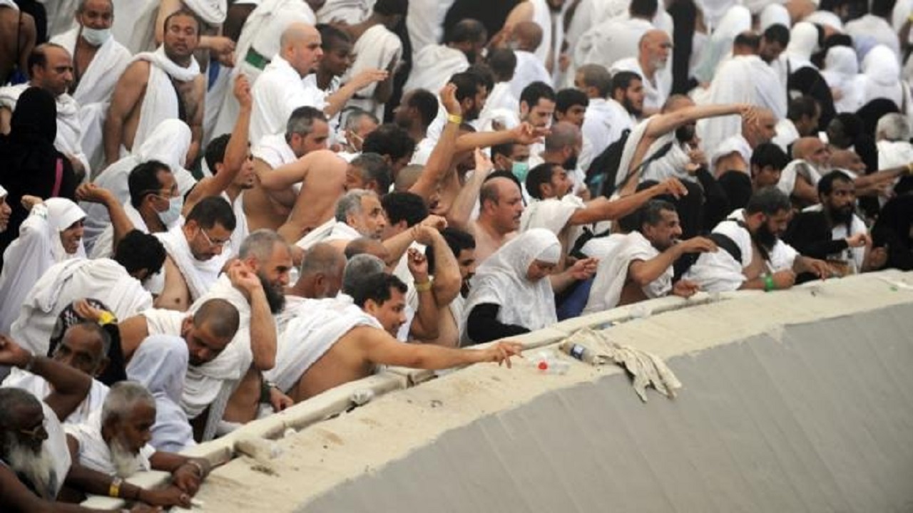 الحج تكثّف جهودها الميدانية لمتابعة رمي الجمرات في أول أيام التشريق