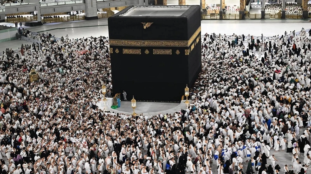 ضيوف الرحمن يودّعون أيام الحج بالطواف والدعاء