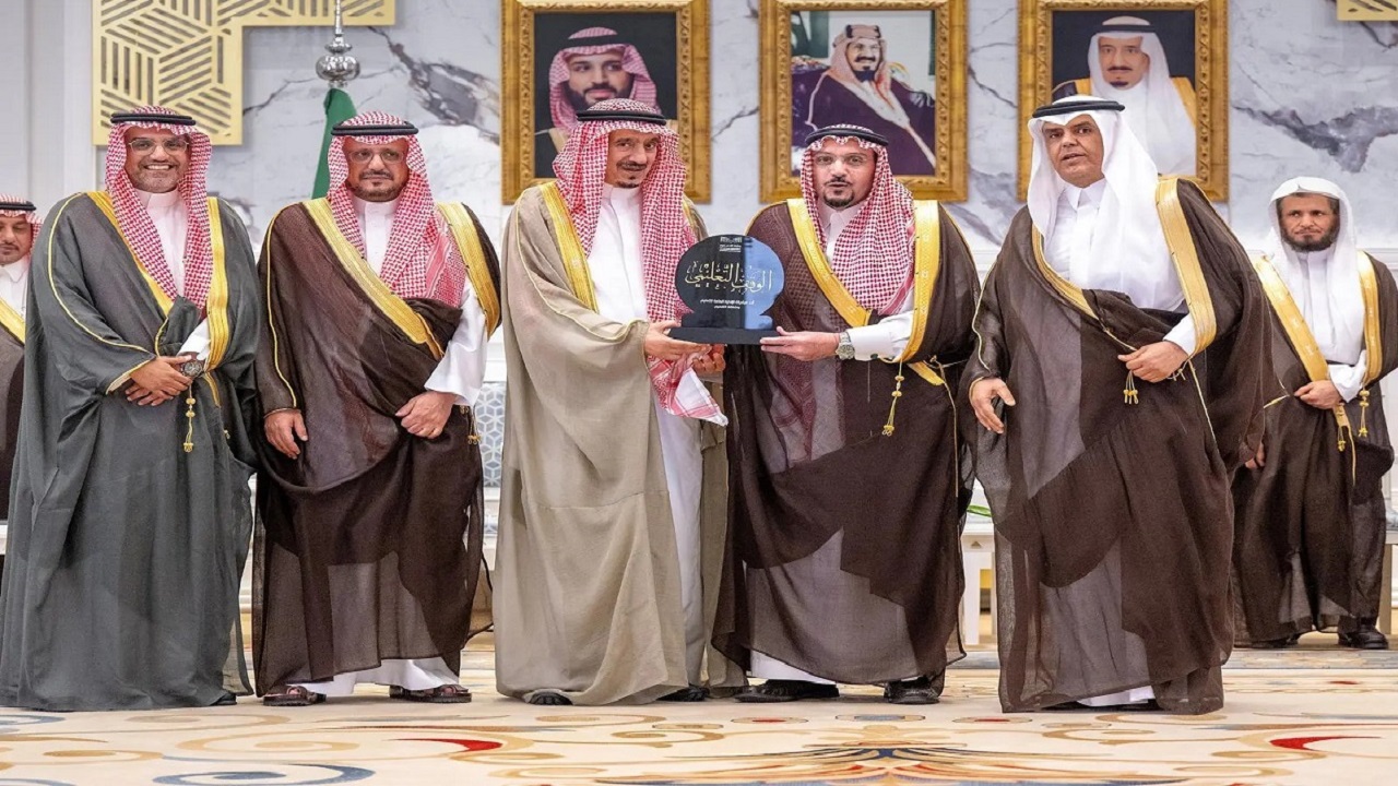 أمير القصيم يكرّم رجل أعمال تقديرًا لتبرعه بإنشاء مبنى مدرسي ببريدة