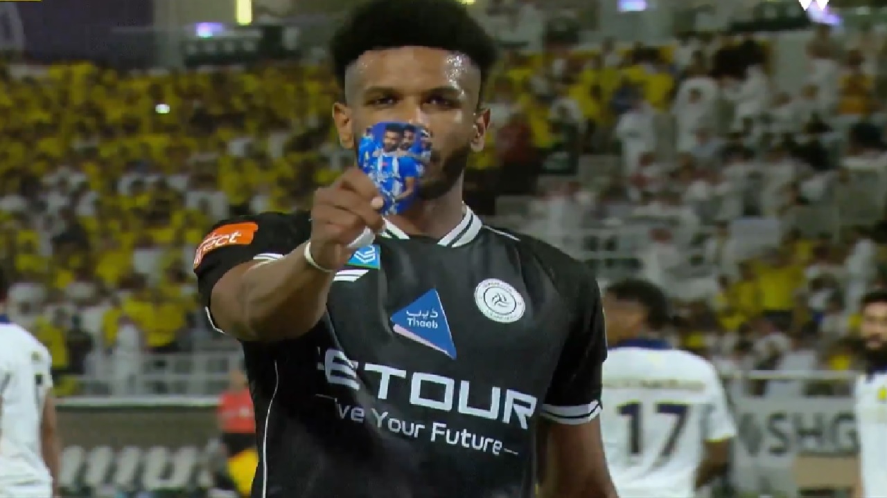 البليهي يسجل في شباك النصر ويحتفل بصورته مع الهلال.. فيديو