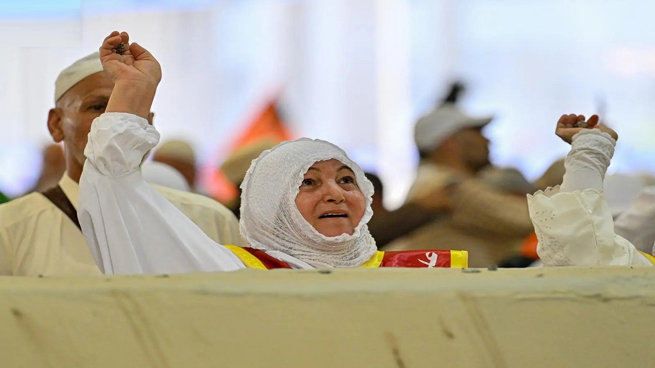حجاج بيت الله الحرام يرمون الجمرات الثلاث في أول أيام التشريق.. صور