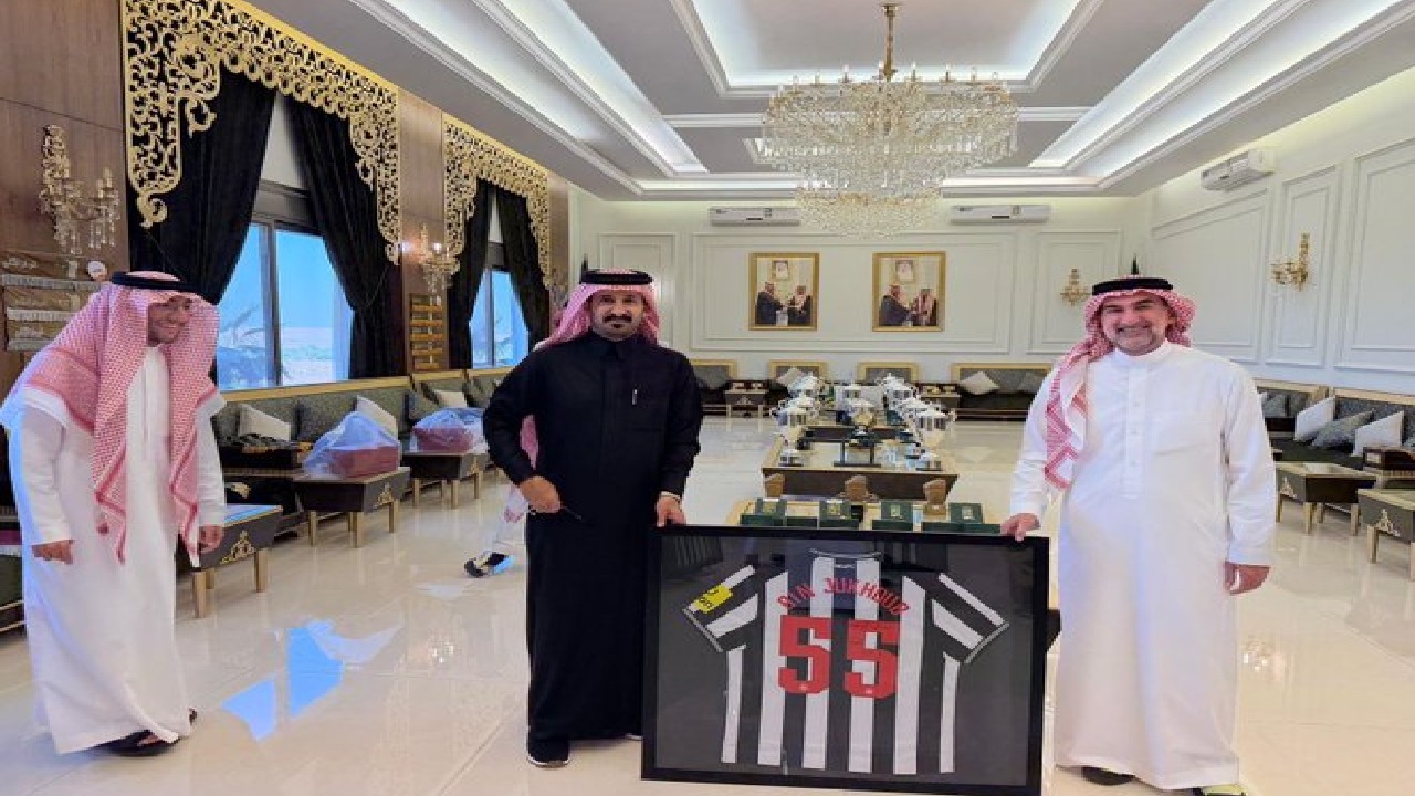 الرميان يهدي محمد بن جخدب رمز تذكاري باسمه لفريق نيو كاسل