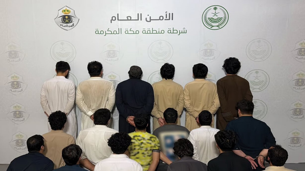 القبض على (18) مقيمًا لتزويرهم إقامات وبطاقات نسك وأساور حج