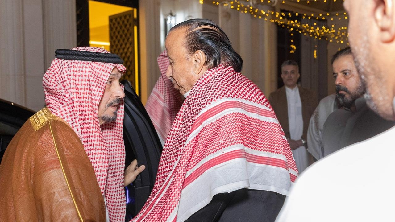 أمير الرياض ونائبه ينقلان تعازي القيادة في وفاة الرئيس اليمني السابق عبدربه منصور هادي..صور