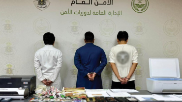 القبض على 3 مقيمين لارتكابهم عمليات نصب واحتيال بنشر إعلانات تقديم خدمات حج وهمية..فيديو