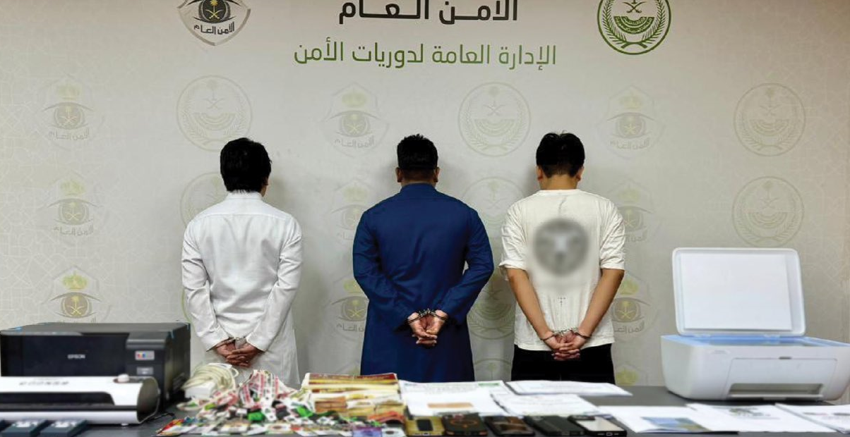 القبض على 3 مقيمين لارتكابهم عمليات نصب واحتيال بنشر إعلانات تقديم خدمات حج وهمية..فيديو