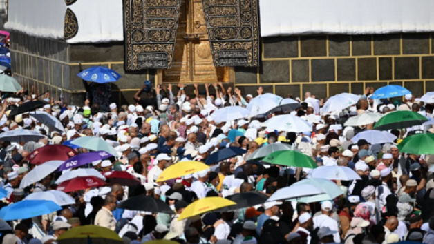 حجاج بيت الله الحرام يؤدون طواف الوداع في ختام مناسكهم وسط منظومة خدمية متكاملة