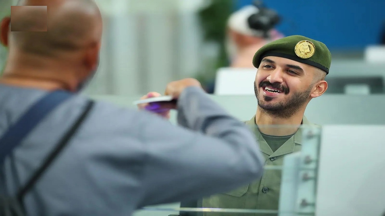 جوازات مطار الملك عبدالعزيز تنهي إجراءات مغادرة أولى رحلات الحجاج.. صور
