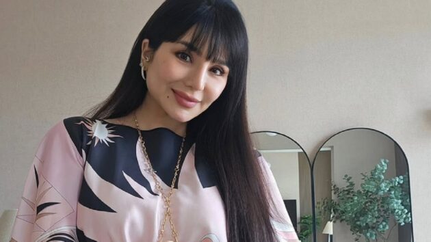 لجين عمران تحصد الإعجاب بملامح طفولية