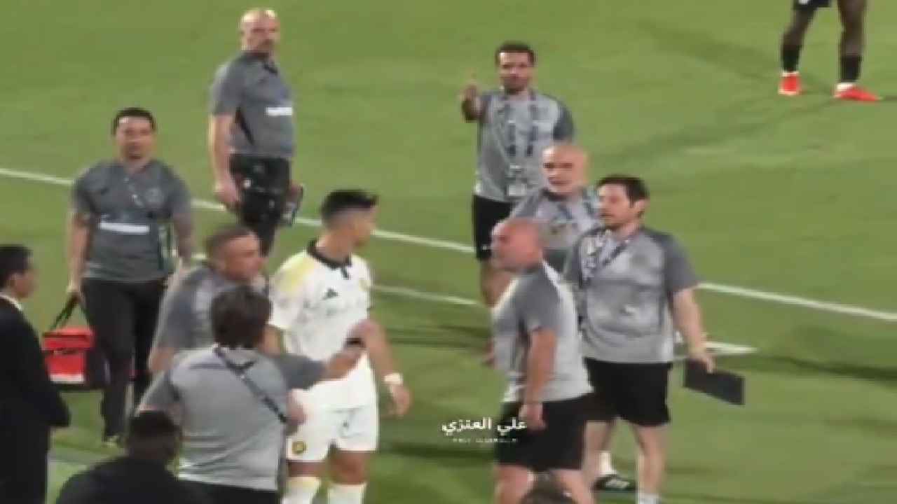 مشادة بين الجهاز الفني للشباب ورونالدو.. فيديو