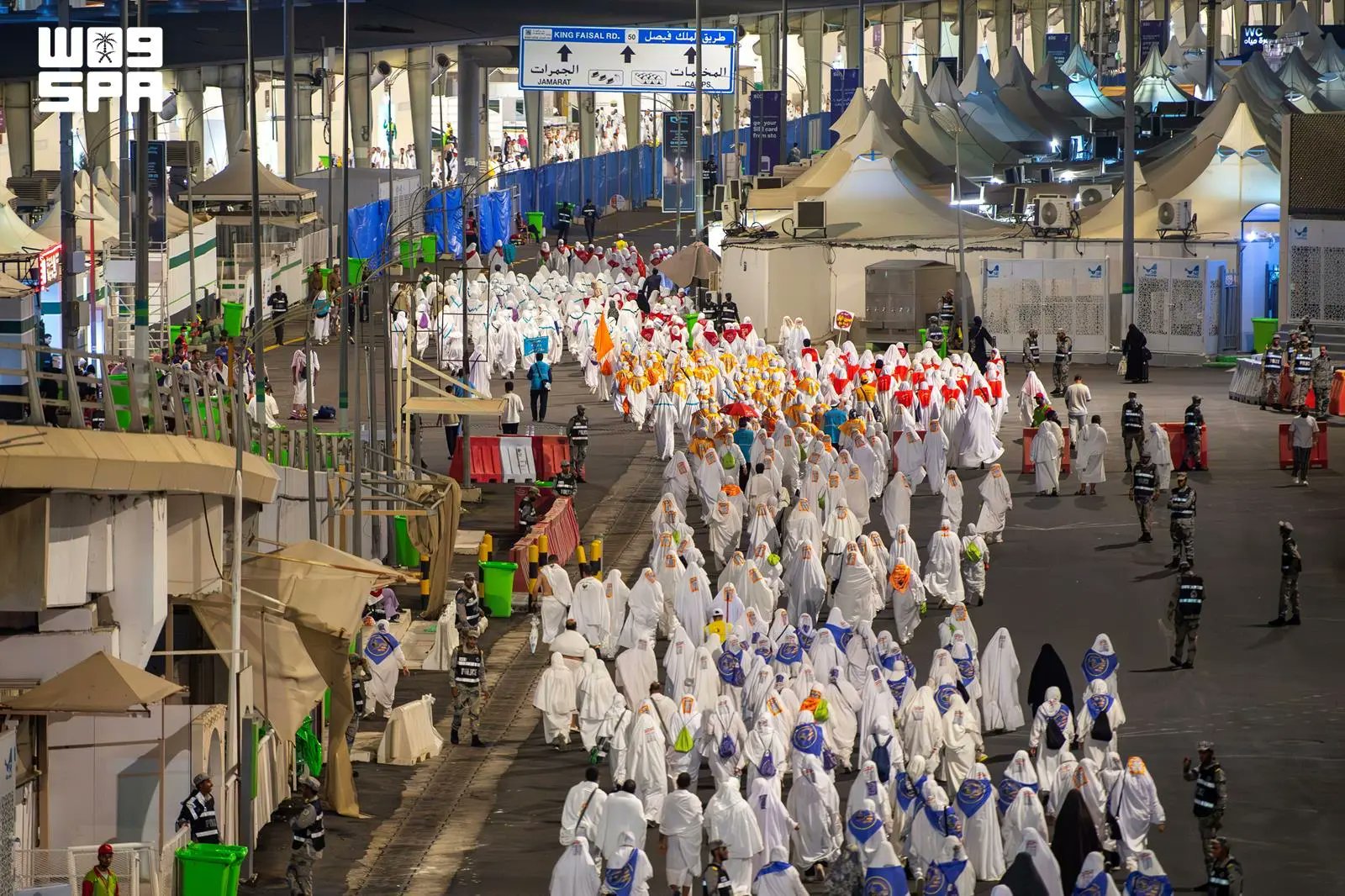 حجاج بيت الله الحرام يرمون جمرة العقبة يوم النحر