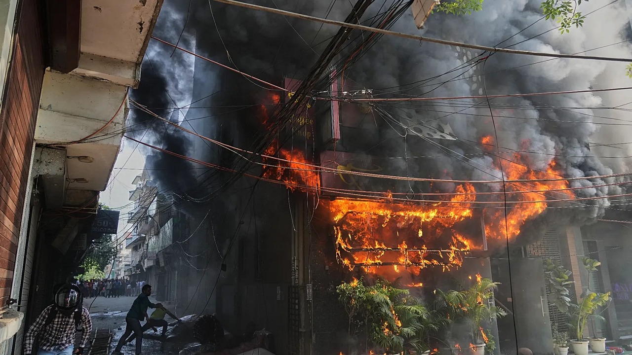 حريق فندق في نيودلهي يودي بحياة 21 شخصًا