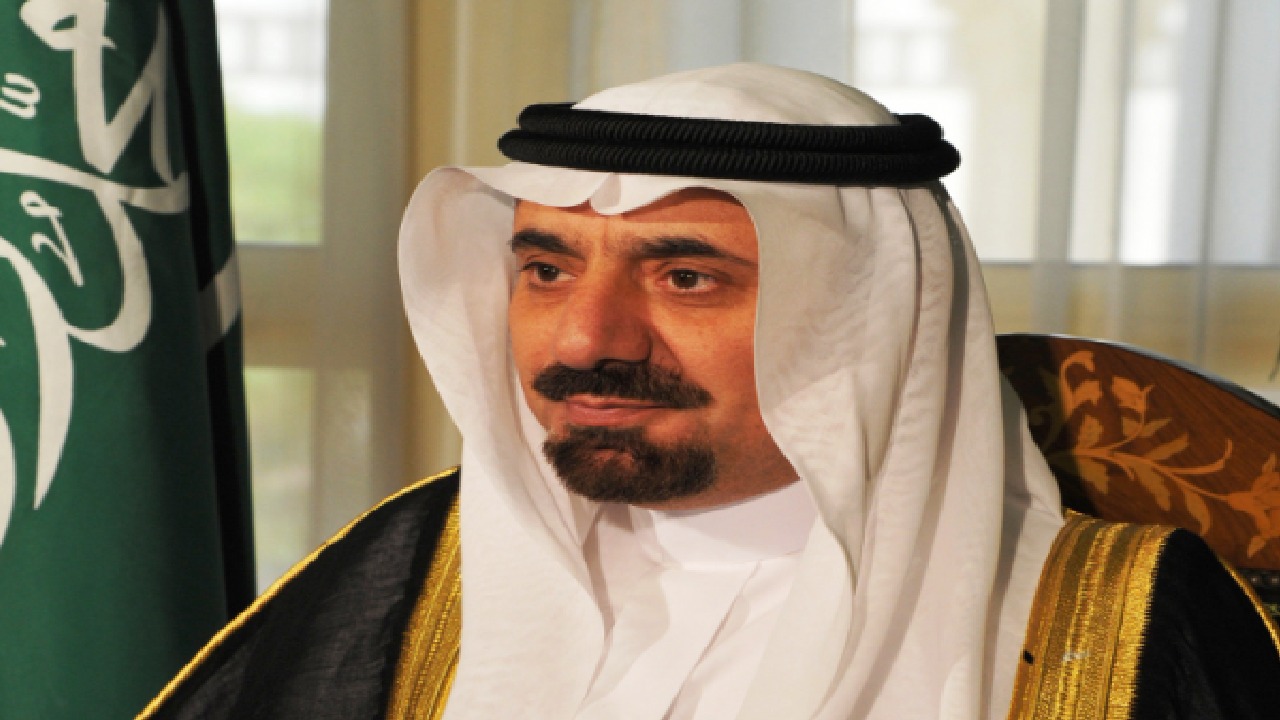 أمير نجران يُسلّم متبرعين بالكلى وسام الملك عبدالعزيز من الدرجة الثالثة
