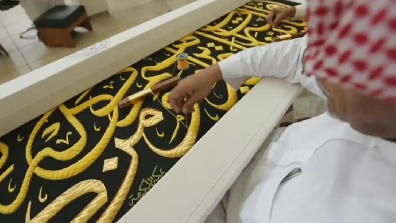 الكعبة المشرفة تستقبل كسوتها الجديدة.. فيديو