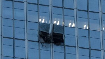 الصين تفرض قيودًا على الطيران بعد حادث اصطدام بناطحة سحاب