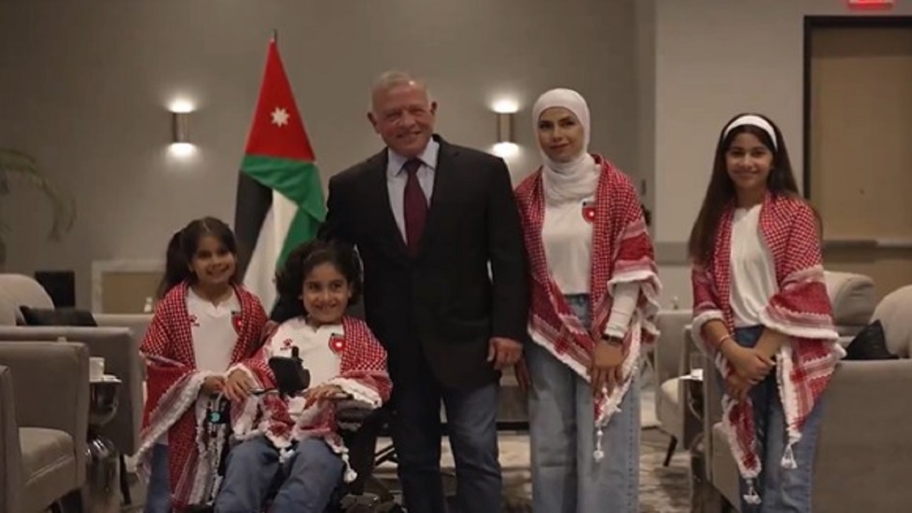 الملك عبد الله الثاني يحقق أمنية طفل مريض.. فيديو