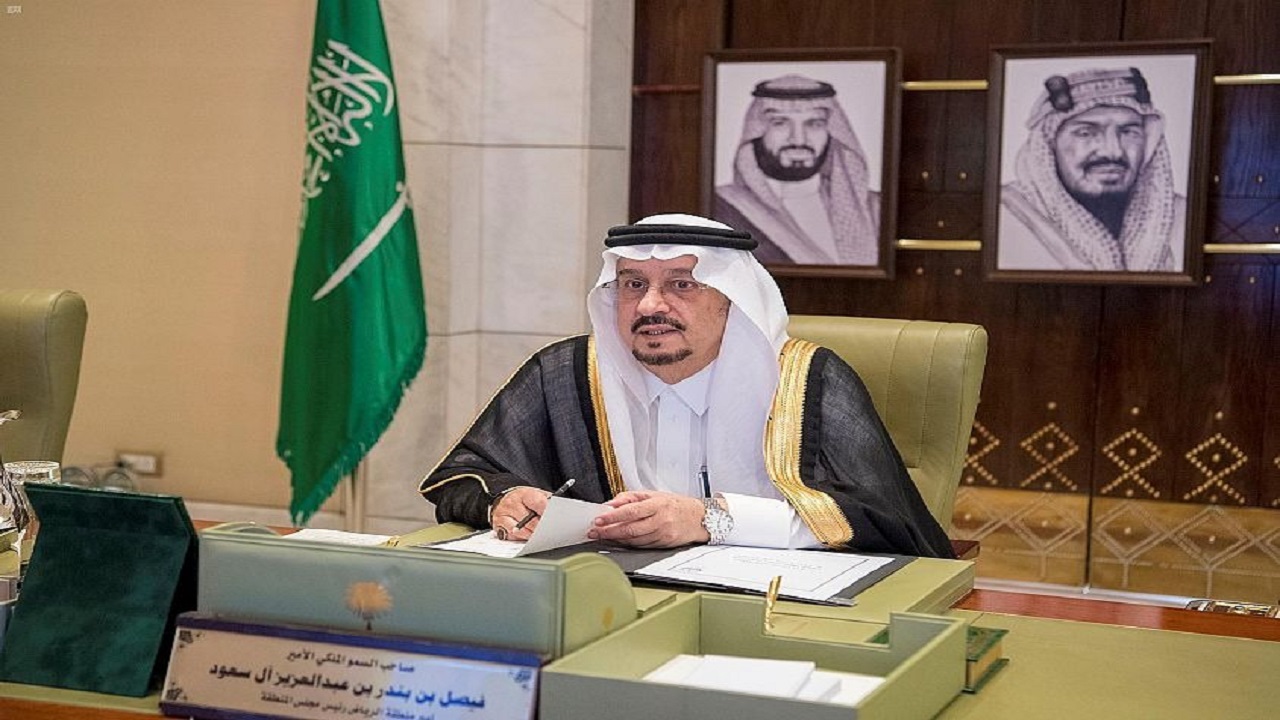 أمير الرياض يقلّد قائد قوة الأمن البيئي بالمنطقة ومدير مكافحة المخدرات رتبتهما الجديدة