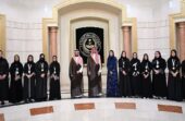 محافظ جدة يكرّم طالبات لتحقيقهن مراكز متقدمة في مسابقات عالمية للروبوتات
