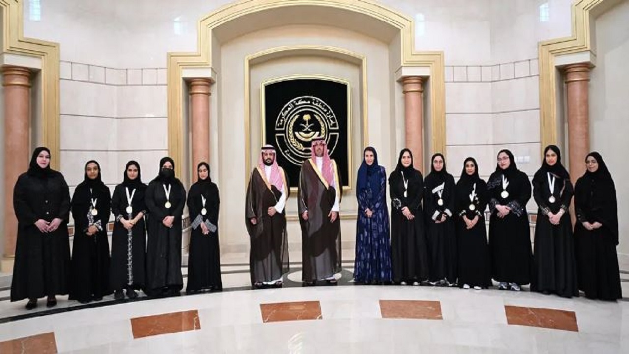 محافظ جدة يكرّم طالبات لتحقيقهن مراكز متقدمة في مسابقات عالمية للروبوتات